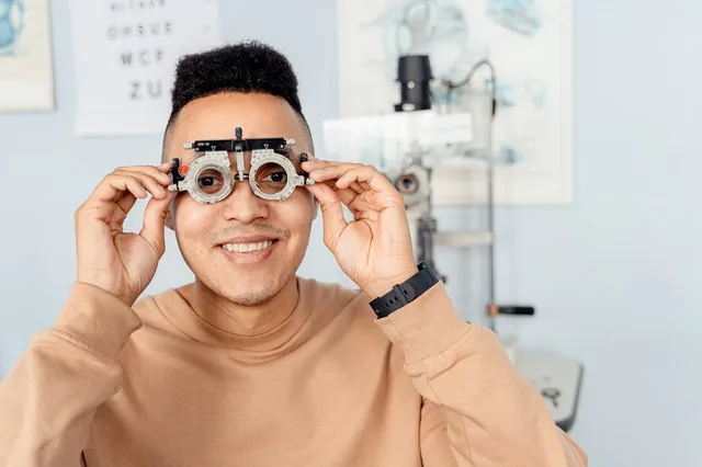 Homme essayant des lentilles d'essai chez un opticien